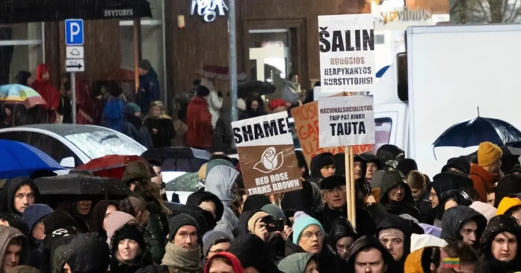 „Ginte!“ Dav volá po premiérovi: Proč se litevský protest proti antisemitismu zaměřil na Paluckase