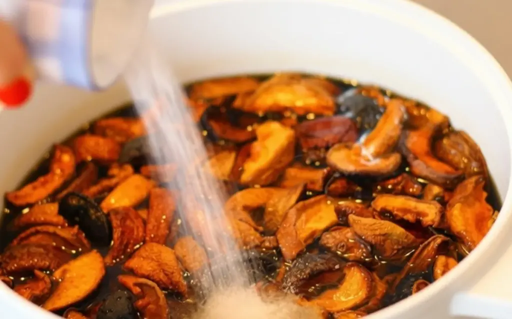 Proč pijeme místo kompotu v zimě raději vzvar? Tajný recept babiček pro pevné zdraví
