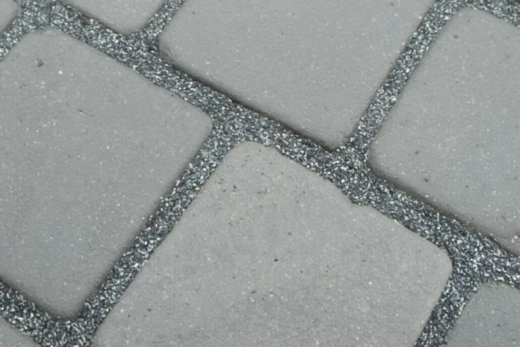 Cesta bez plevele celou sezónu: spáry mezi dlažbou vyplňte jedním materiálem