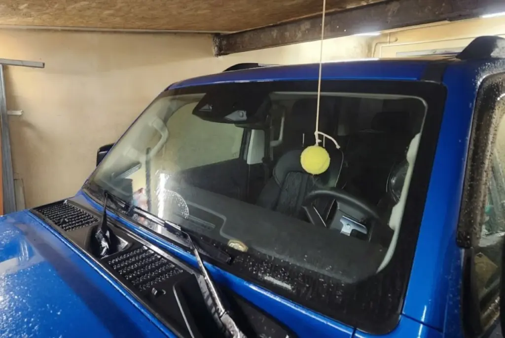 Dva chytré triky, jak ochránit auto v malé garáži bez drahých úprav