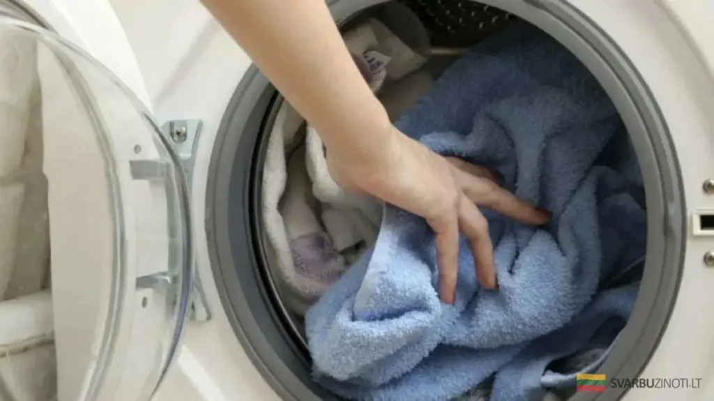 Jak navrátit zašedlým bílým šatům jejich zářivou bělost: Domácí triky, které fungují