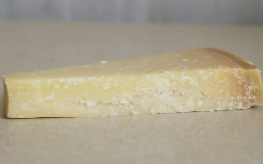 Jedna domácí ingredience: Obnovte měkkost zatvrdlého sýra během hodiny