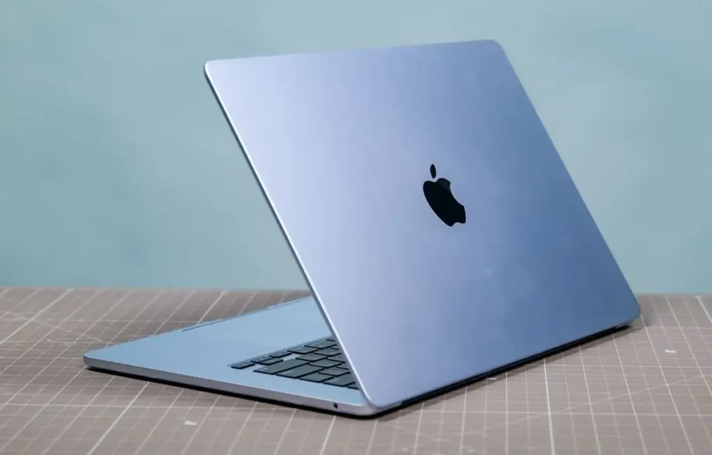 MacBook Air M4 vs. MacBook Pro M5: Který si vybrat pro české potřeby?