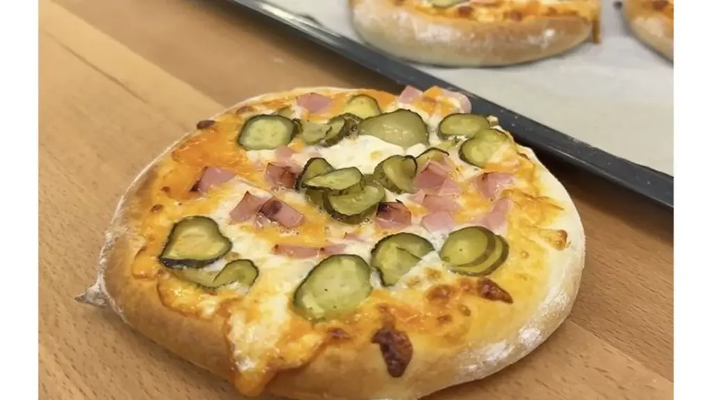 Mini pizzy jako ze školní jídelny: 5 surovin a chuť dětství na vašem stole