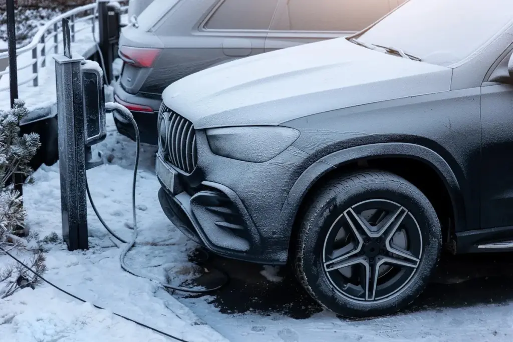 Norští řidiči elektroaut šokováni: v krutých mrazech klesá dojezd téměř o polovinu