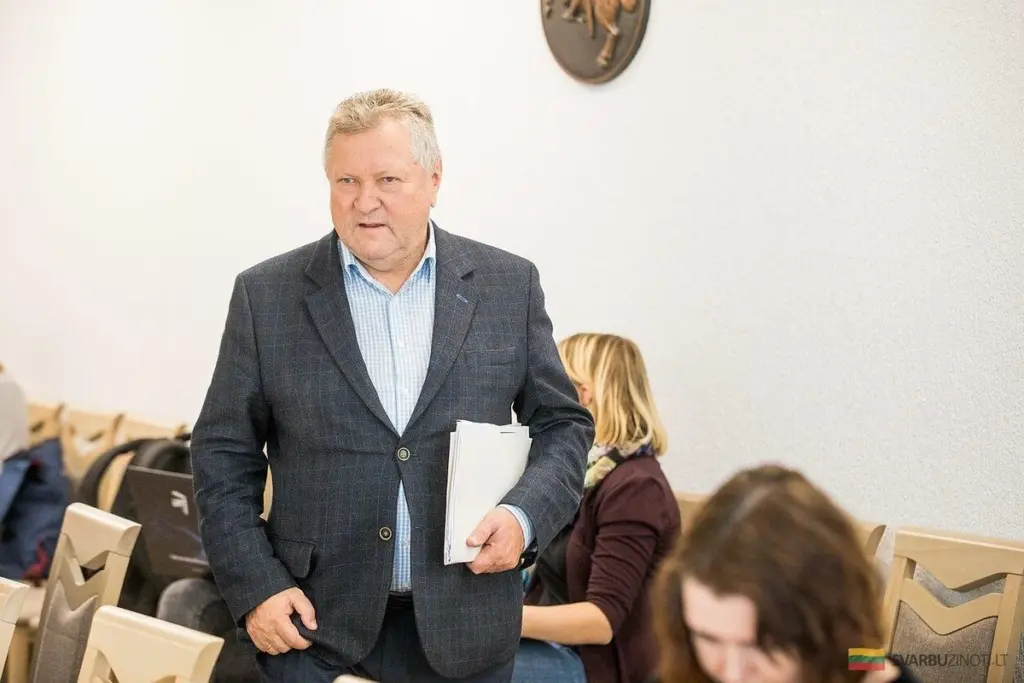 Poslanec Starkevičius pozastavuje členství poté, co mu policie prohledala kancelář i domov