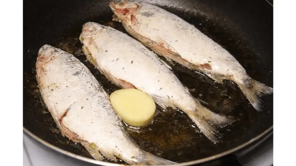 Proč jedna brambora v troubě změní všechno, když smažíte rybu