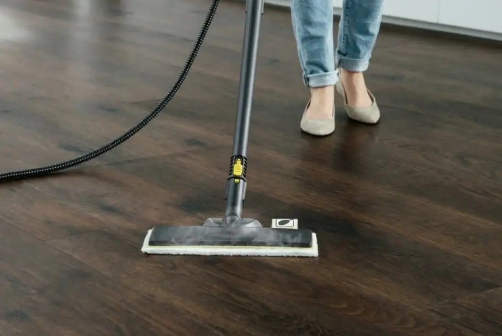 Proč parní mop ničí vaši plovoucí podlahu: 3 základní pravidla, která všichni podceňují