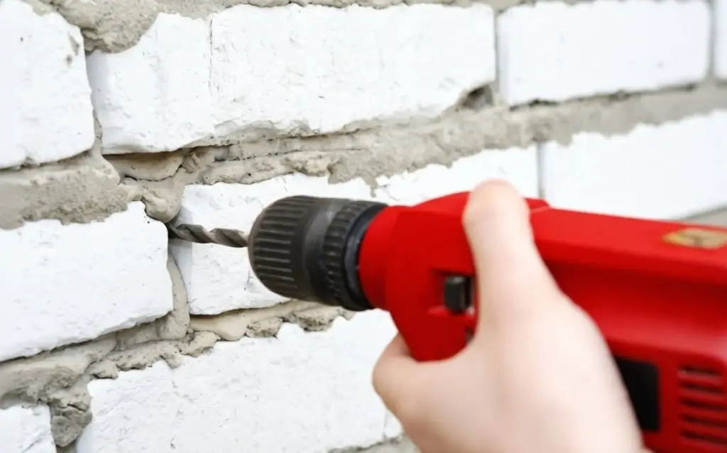 Proč se vám při vrtání do cihel dělají praskliny? Vím přesně, jak tomu zabránit