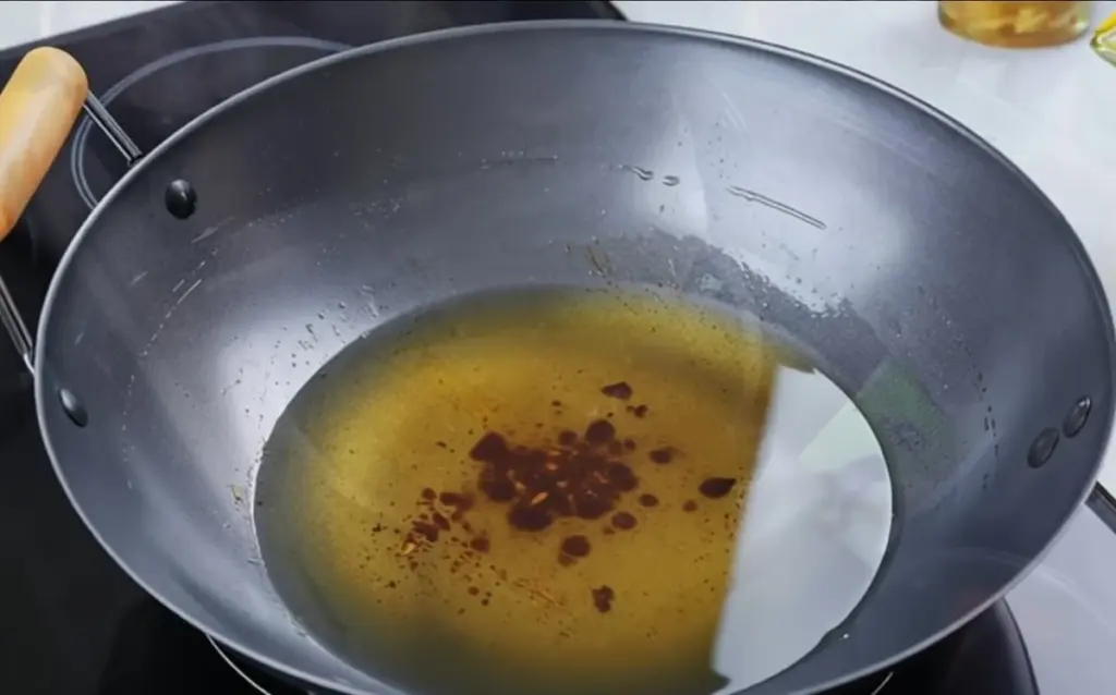 Proč slévání oleje ze pánve do dřezu ničí vaše potrubí a co dělat místo toho