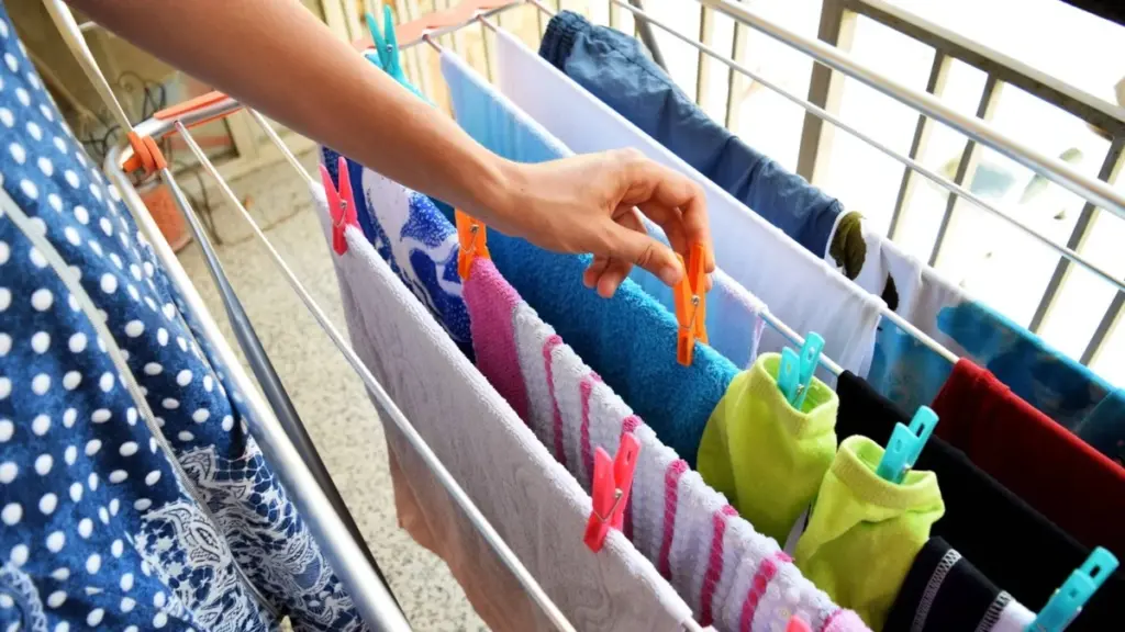 Proč vaše oblíbené oblečení vypadá po vyprání jinak: Návod na sušení, který šetří materiál