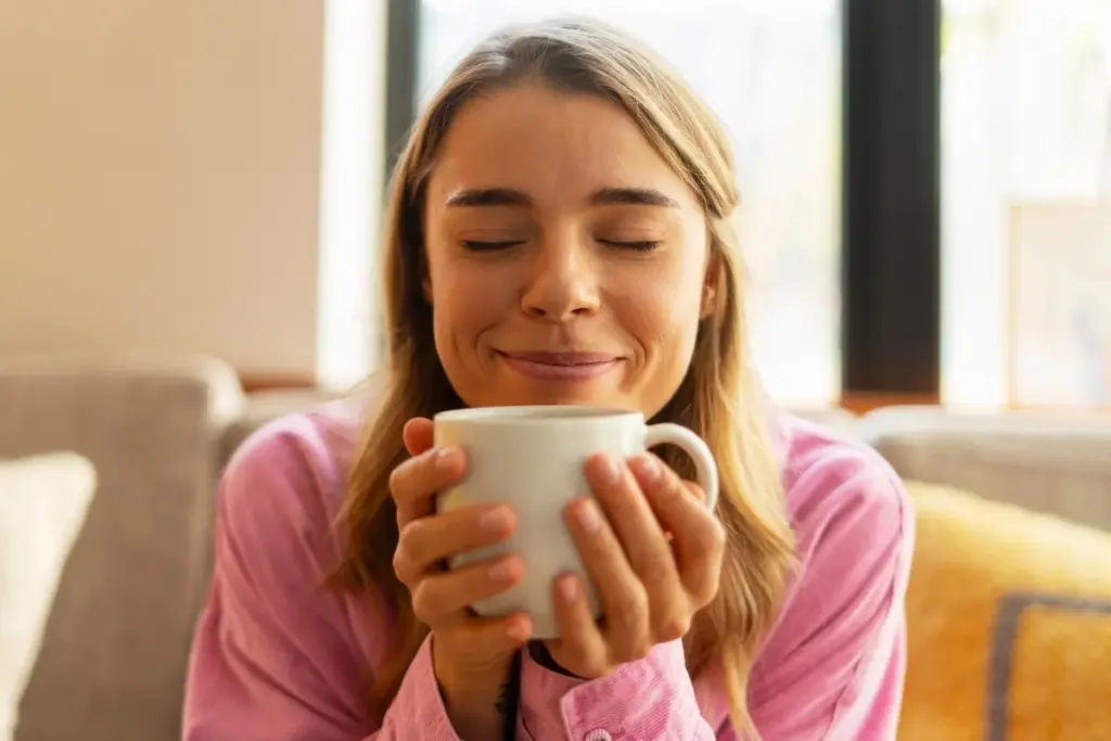 Ranní káva při přerušovaném půstu: nevinný rituál, který tajně narušuje vaši dietu?