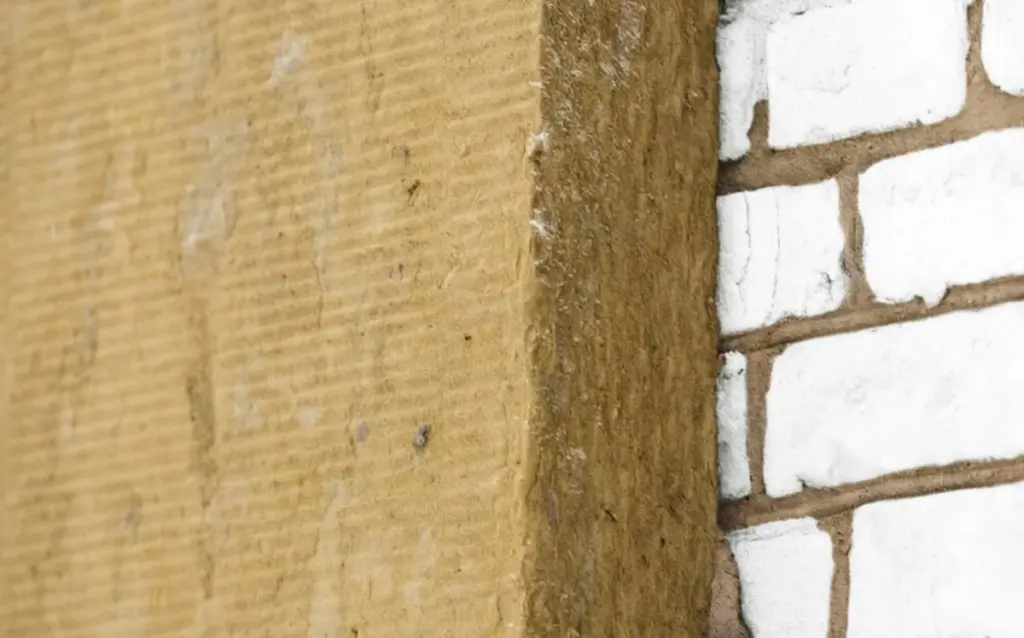 Rozdíl mezi minerální a kamennou vatou: Jak si nevybrat špatně pro váš dům