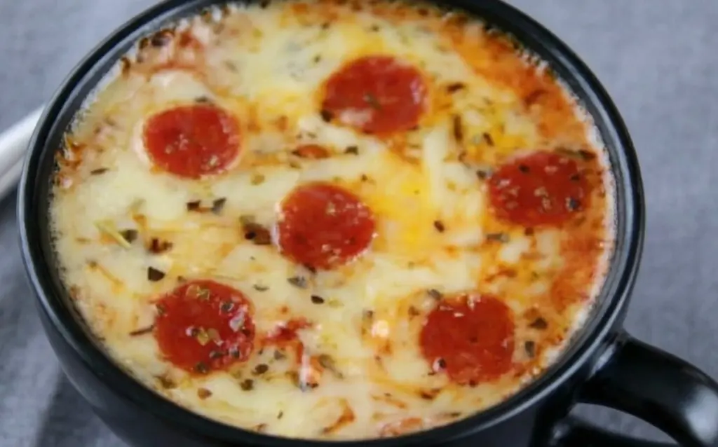 Rychlá pizza v hrnečku: Tajemství večeře za 5 minut