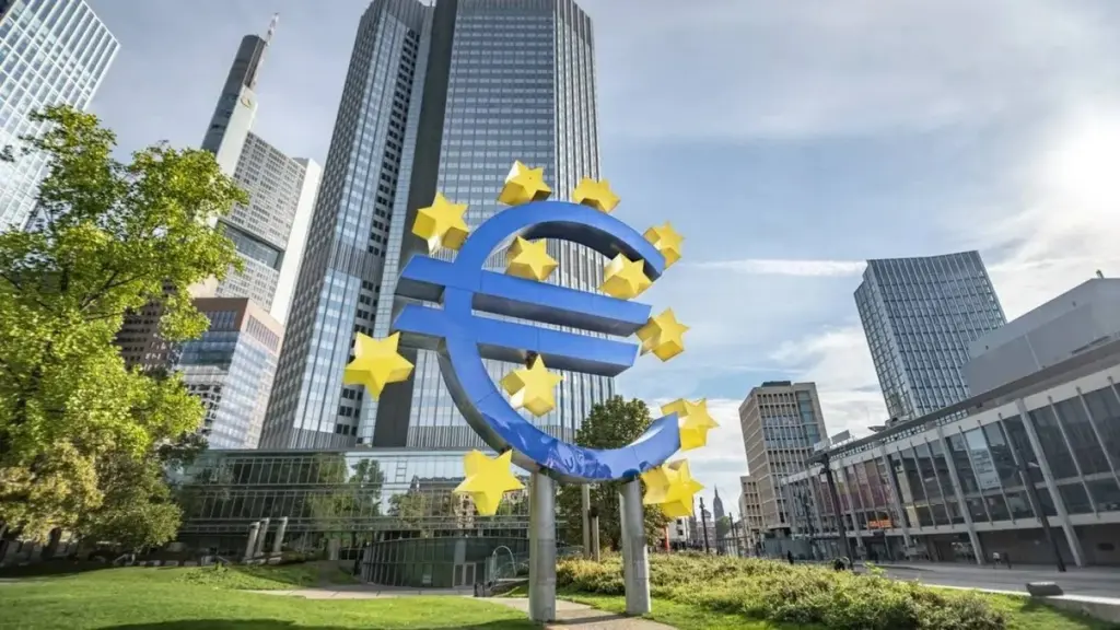 Silnější euro může srazit ceny: inflace v eurozóně klesá, ECB v pasti