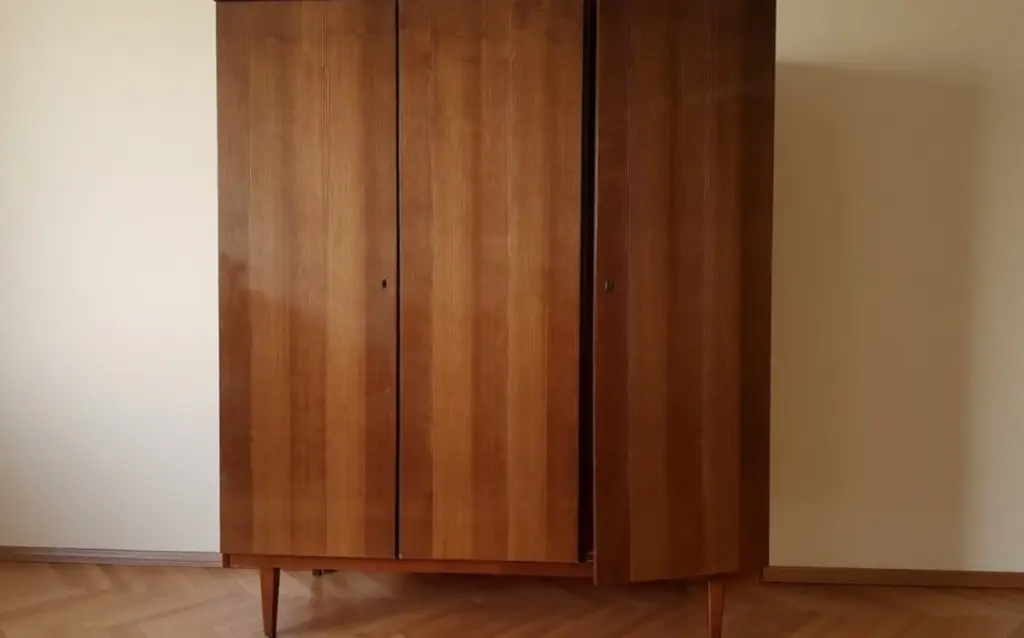 Stará lakovaná skříň jako nová: Podrobný návod k lakování