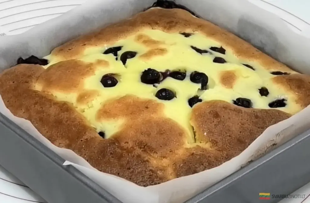 Už žádné nudné dezerty: 5 triků pro dokonalou bábovku s ovocem a smetanou