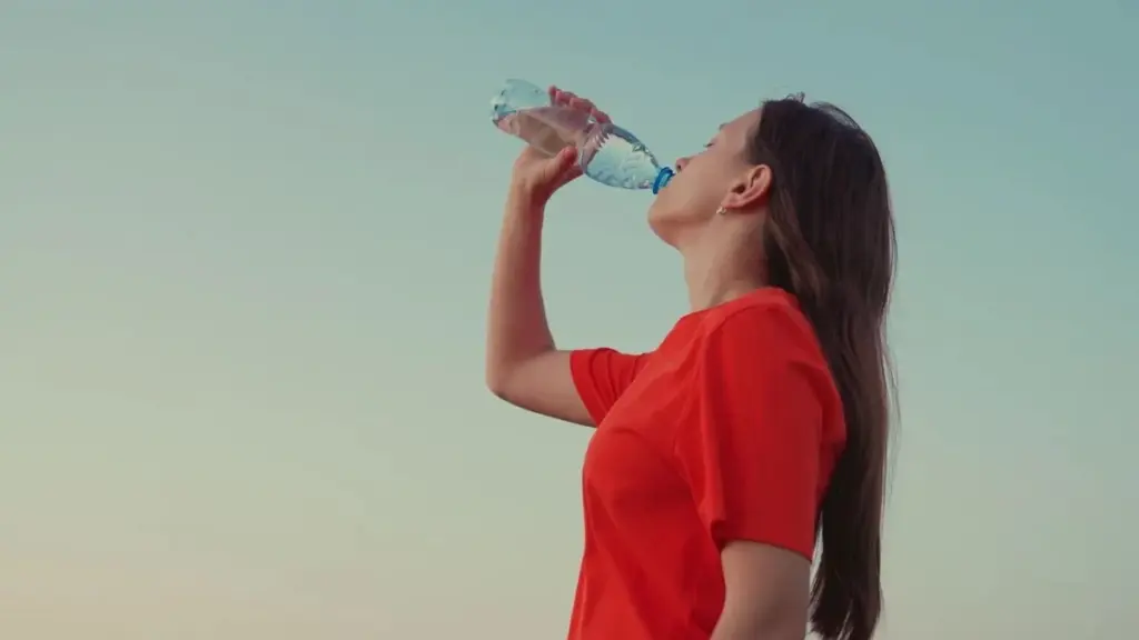 Varná konvice a kávový filtr: geniálně jednoduchá cesta k vodě bez mikroplastů
