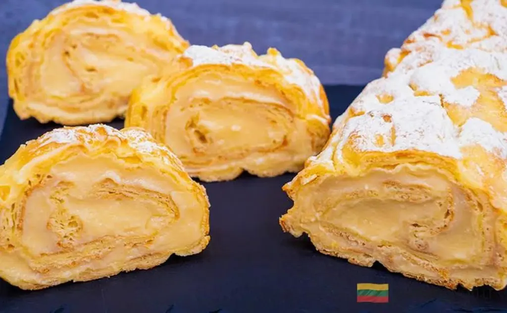 Zapomeňte na kupované, tohle je delikátní domácí roláda za 10 minut. Měkčí než z cukrárny!