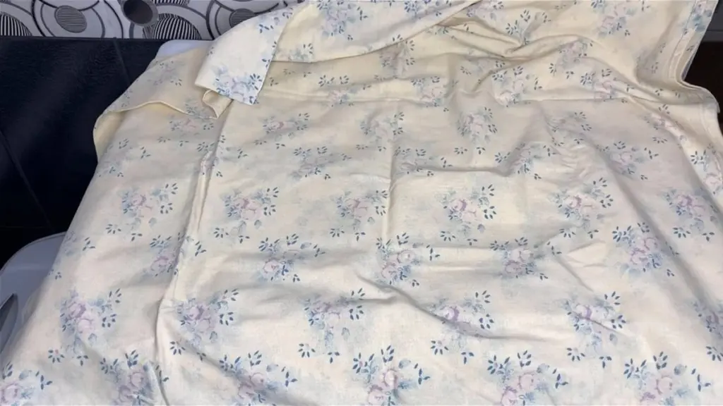 Zapomeňte na vyhazování. Jak dvě lžíce prášku obnoví vaši starou ložní soupravu