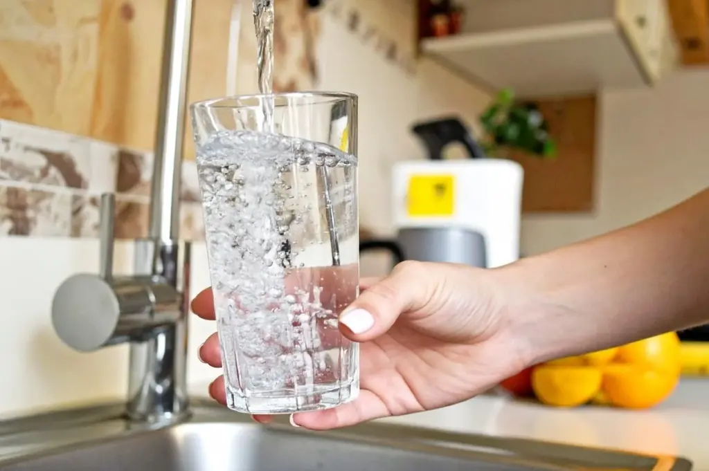 7 domácích triků, jak vyčistit kohoutkovou vodu bez filtru