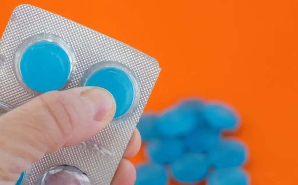 Česká lékárna skýtá překvapení: Co opravdu obsahují pastilky na bolest v krku?