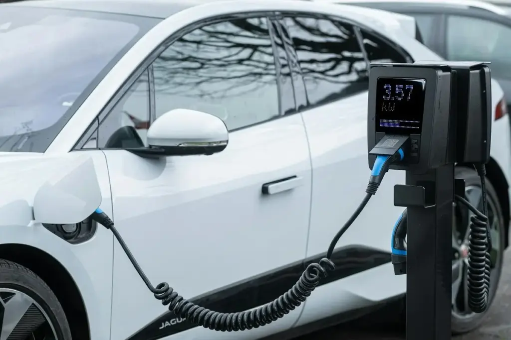 Čeští řidiči lákáni levnějším provozem: Elektromobily hlásí nebývalý zájem, ale v tom je háček