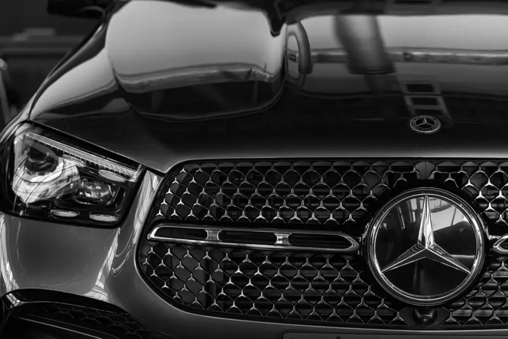 Desítky tisíc Mercedesů na elektrický pohon stahovány kvůli riziku požáru: Co víte o své baterii?