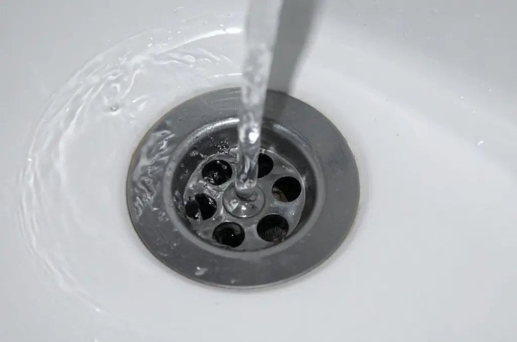 Jedlá soda a ocet: tajná zbraň proti ucpaným odpadům za 10 minut