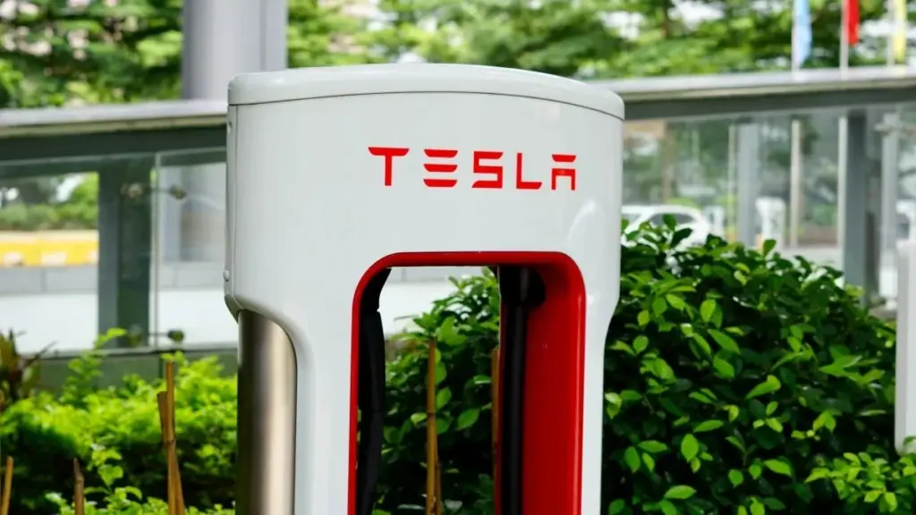 Je Tesla akce "nabití zdarma" pro Česko skutečně výhodná?