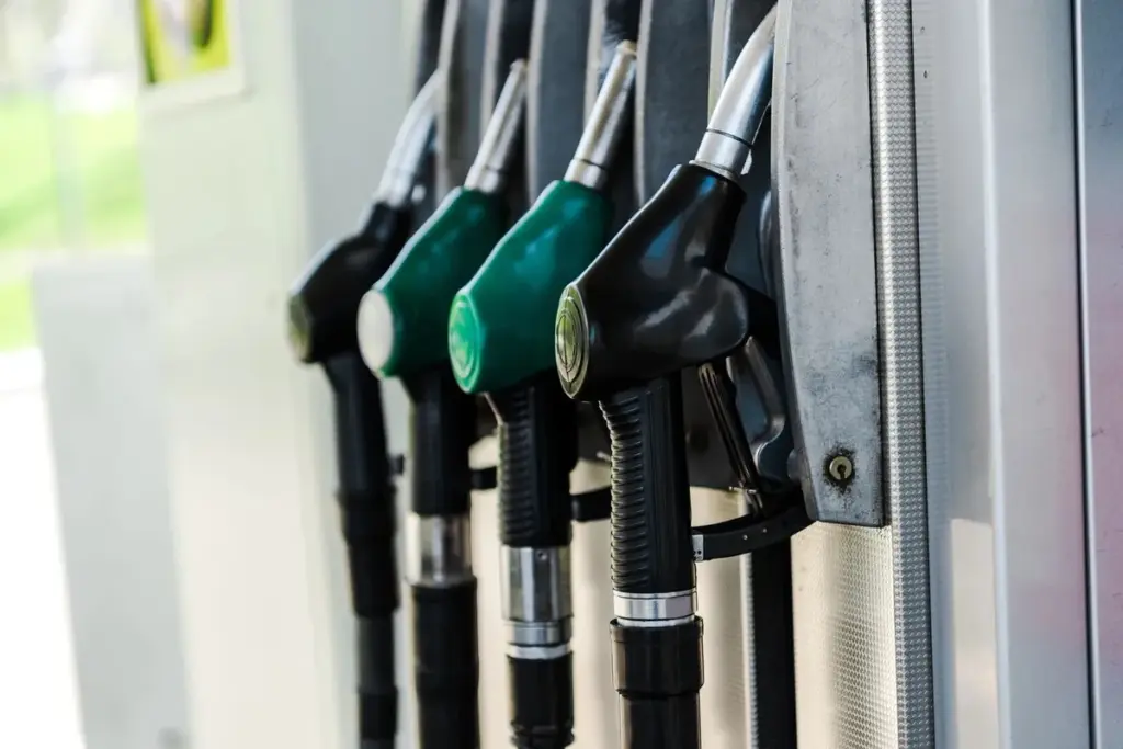 Karas Irane atidengė skaudžią Lietuvos silpnybę. Priklausomybė nuo iškastinio kuro kainuos brangiai, degalai gali brangti daugiau kaip 2,00 EUR už litrą