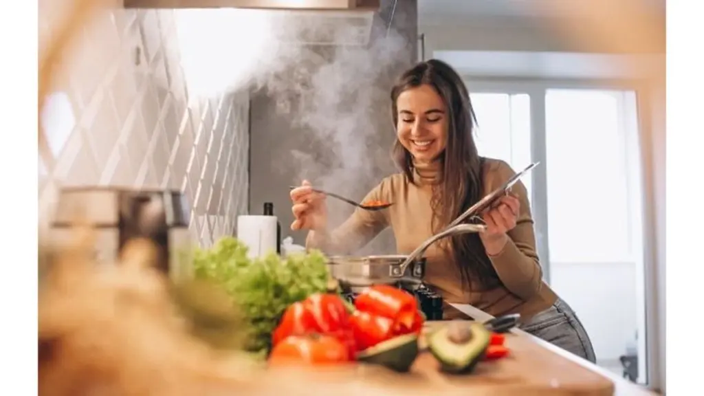 Kdy přidat sůl do vývaru: Šéfkuchařův tip pro dokonalou čirost a chuť