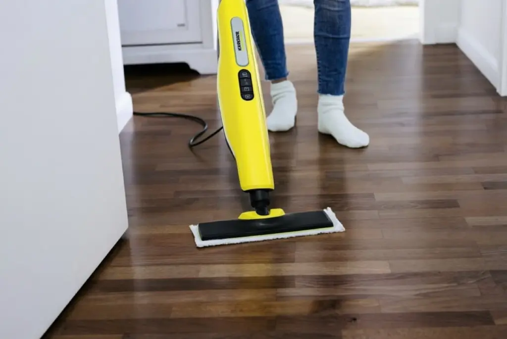 Můžete mýt laminátovou podlahu parním mopem? Zjistěte, co jí hrozí