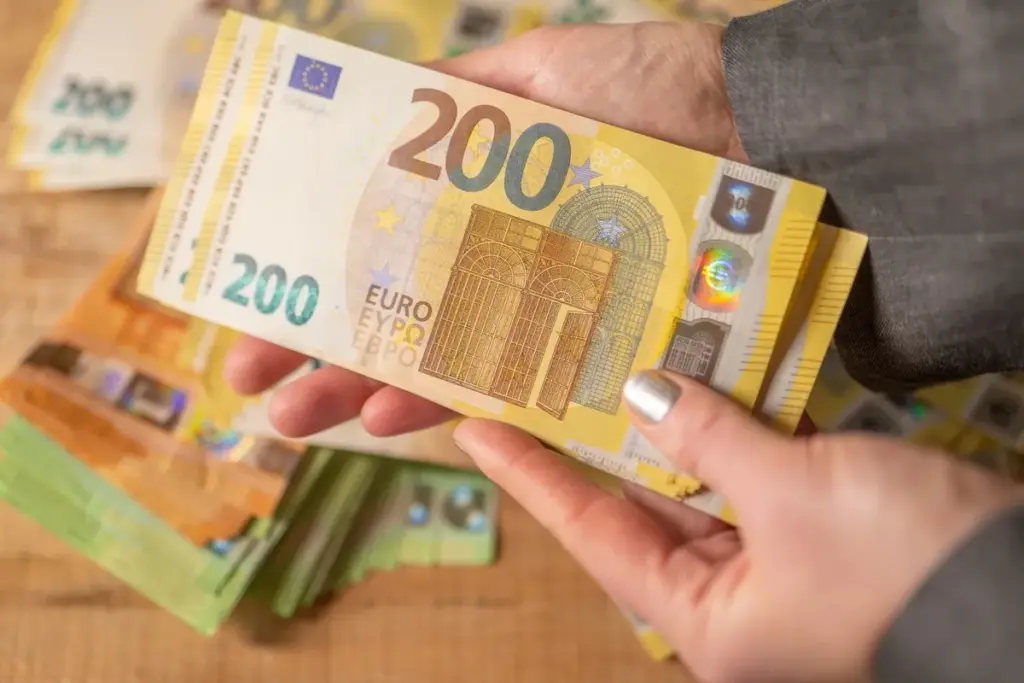 Po jaké částky přestávají peníze přinášet větší štěstí? Výzkumy odhalují hranici
