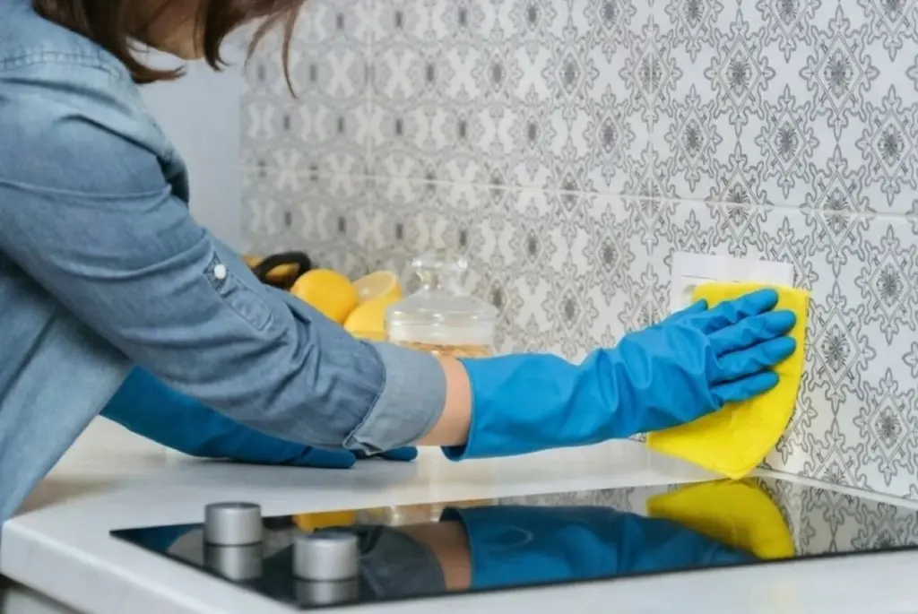 Proč domácí čistič z 200 ml octa a 100 ml vodky vyčistí váš kuchyňský zástěrku lépe než drahá chemie