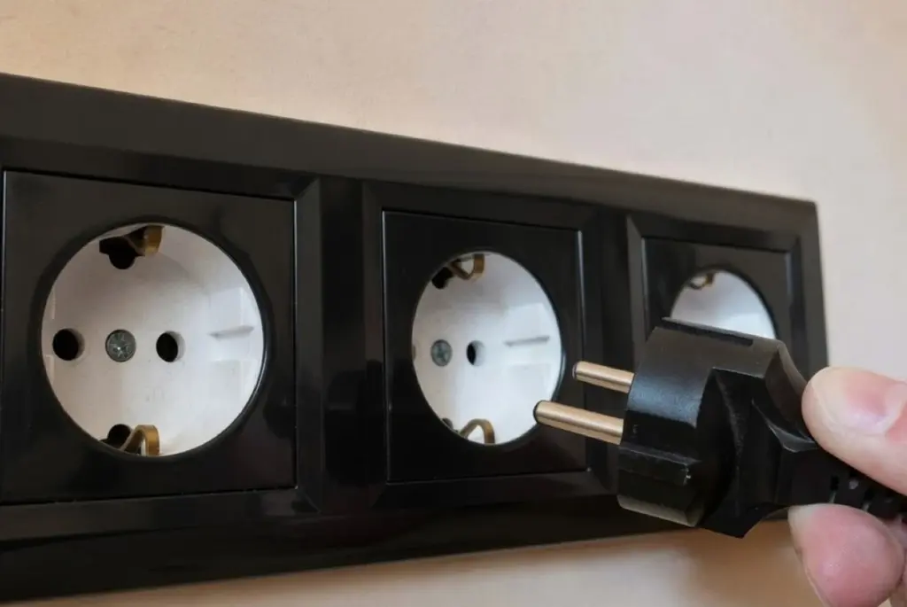 Proč jiskří vaše zásuvka: Průvodce elektrikáře pro majitele domů