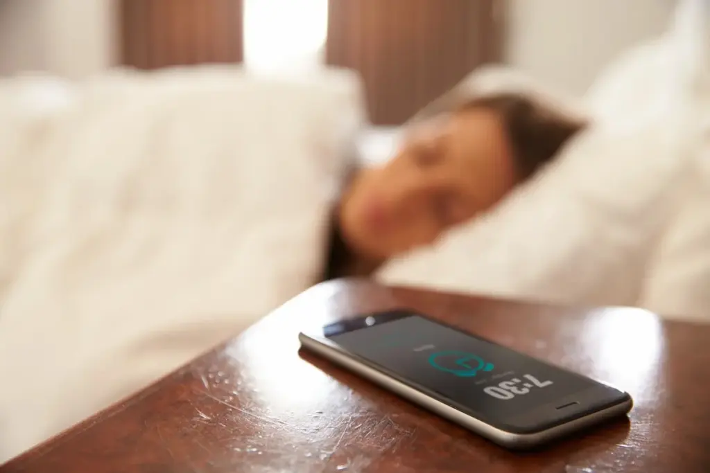 Proč odborníci nedoporučují budík v telefonu: Ničí váš spánek