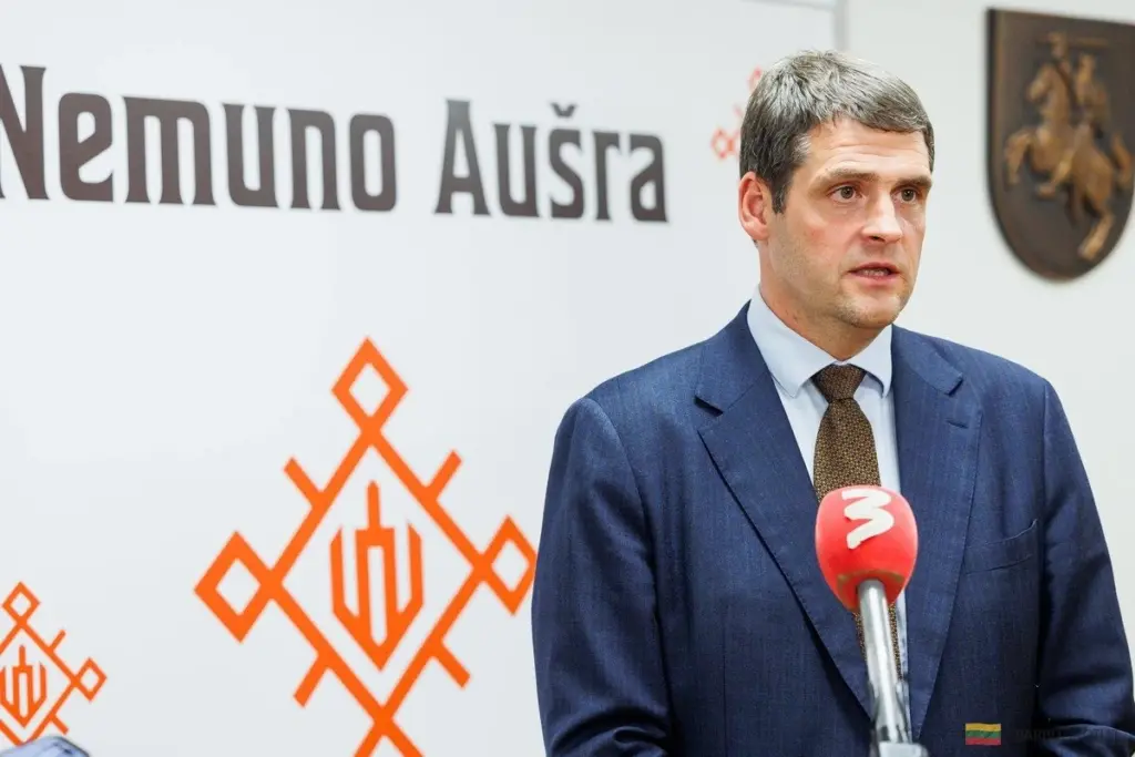 Proč politici vkládají hotovost před politické dary? Skrytý mechanismus, který vás překvapí