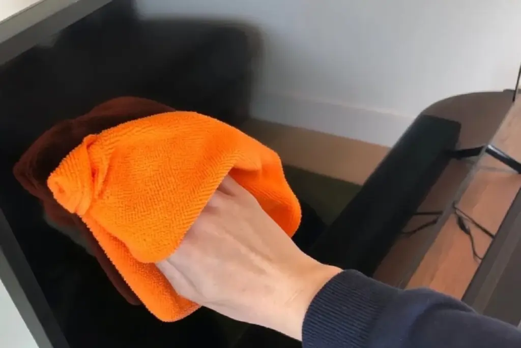 Proč se prach na vaší televizi už neusazuje každý den: tento trik to zastaví