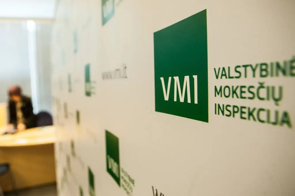 Proč v březnu tleskáte za 200 eur, když státu celoročně dlužíte tisíce?