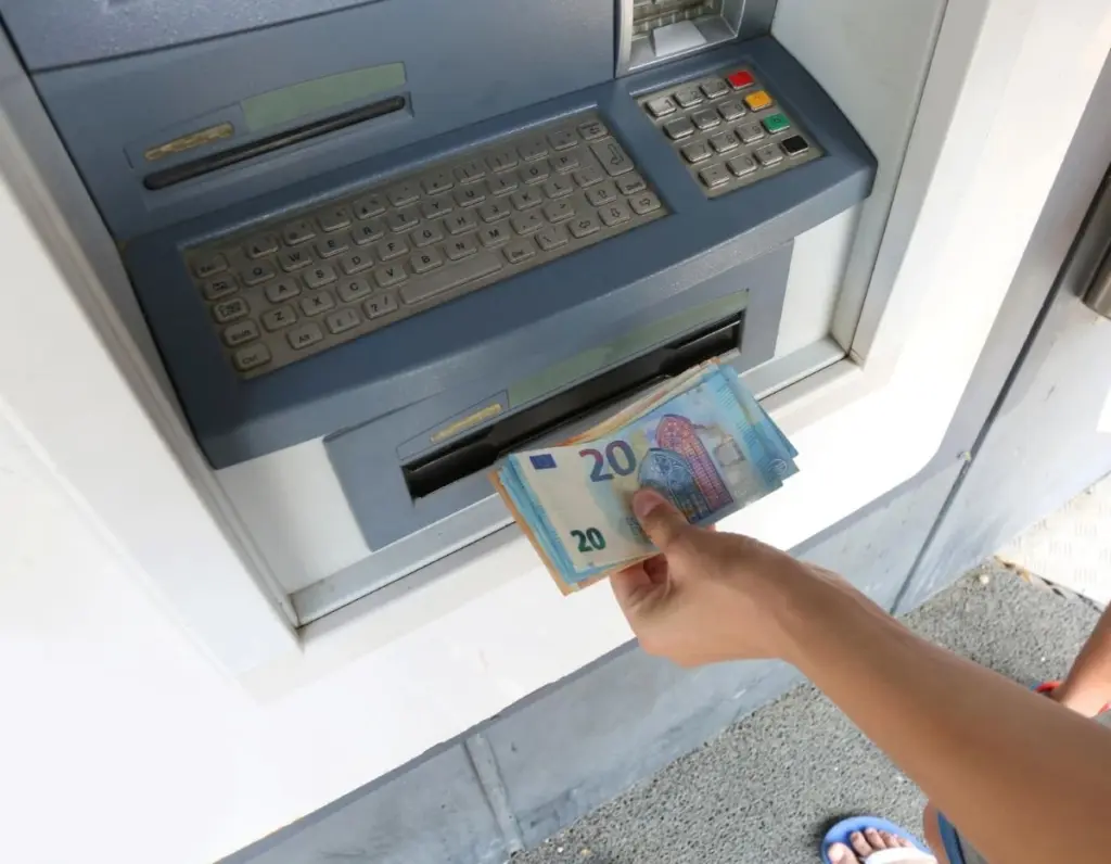 Průvodce bankomatem: Co se stane, když se po vložení karty u bankomatu zdržíte déle než 30 sekund