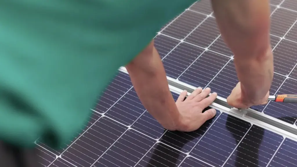 Revoluce v solární energetice? Představena „HelioSkin“ – flexibilní solární fólie, která pokryje téměř jakýkoli povrch