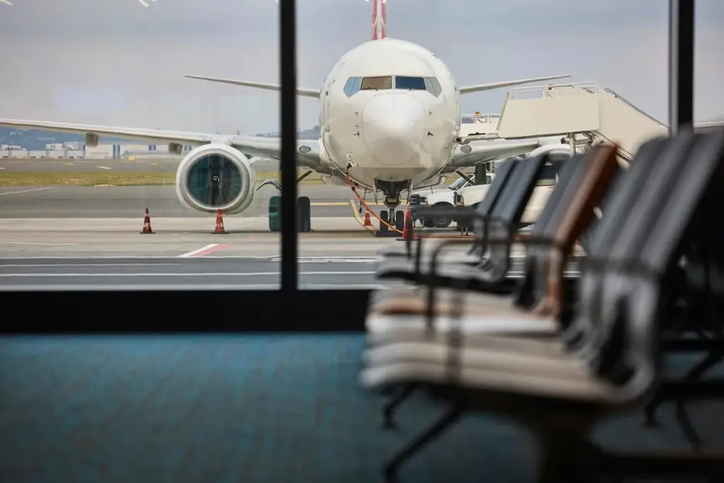 Skok cen pohonných hmot přinutí aerolinky zdražit letenky: zjistěte, na co se připravit