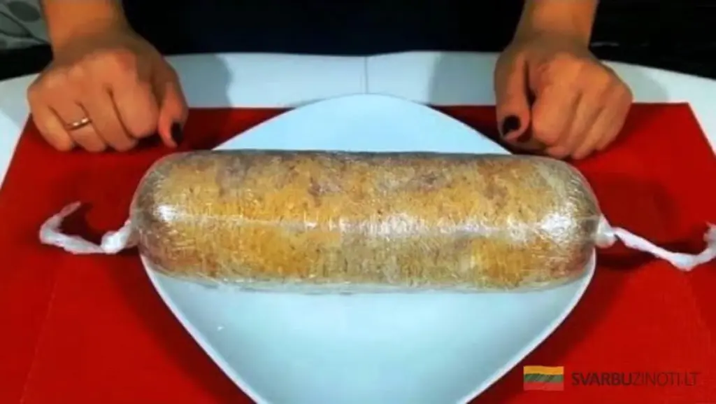 Zapomeňte na kupované klobásy: Jednoduchý recept na domácí pochoutku s kuřecím masem