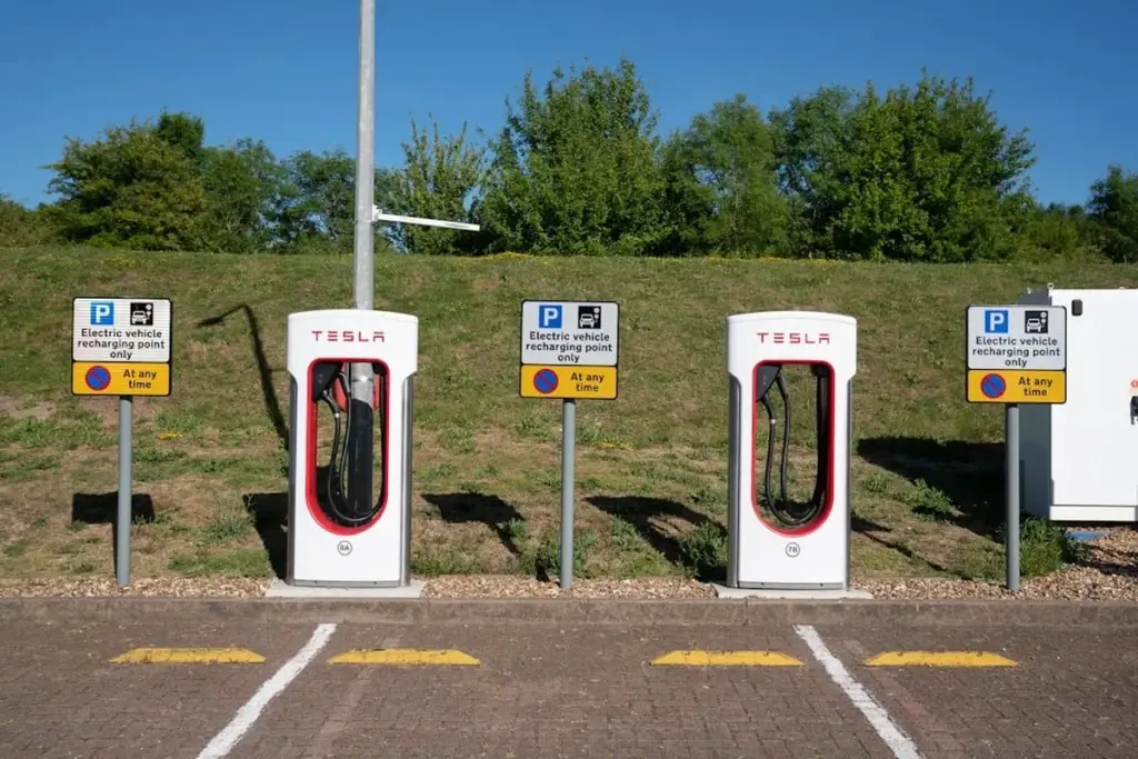 Zvyšující se ceny pohonných hmot a jejich dopad na uživatele elektromobilů v Litvě